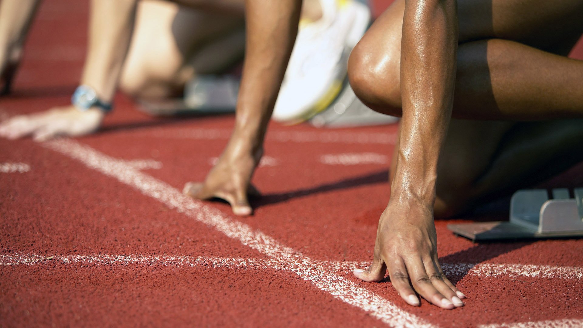 西甲球队通过语言分析识别裁判指令对防守态度的引导效应，西乙裁判